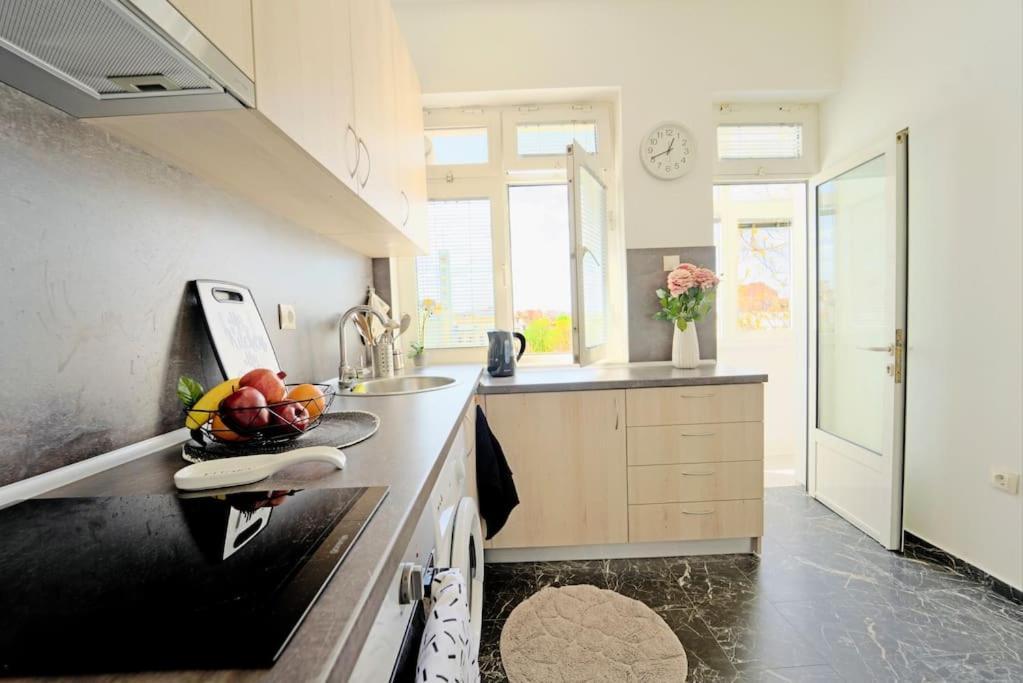 Cozy 1-Bedroom Flat In The Very Center Of โซเฟีย ภายนอก รูปภาพ