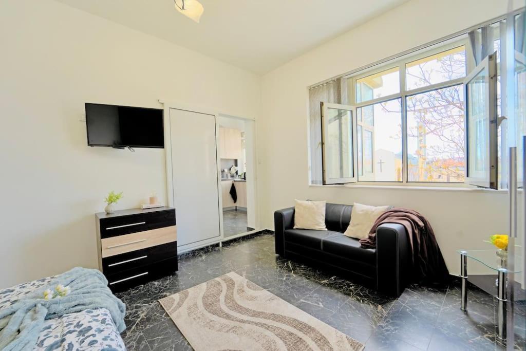 Cozy 1-Bedroom Flat In The Very Center Of โซเฟีย ภายนอก รูปภาพ