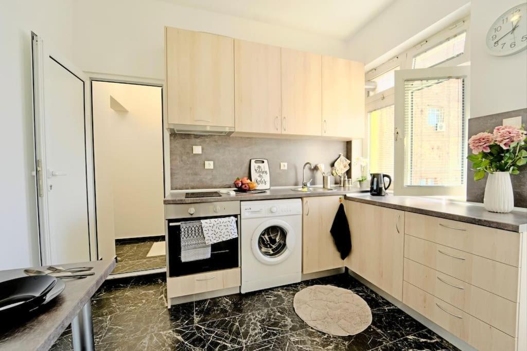 Cozy 1-Bedroom Flat In The Very Center Of โซเฟีย ภายนอก รูปภาพ