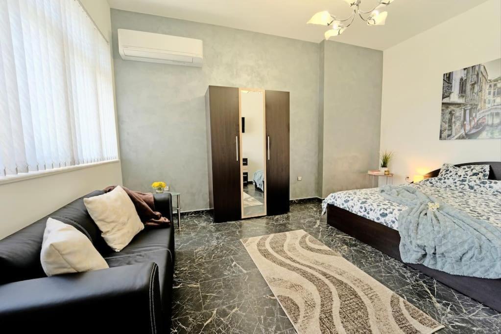 Cozy 1-Bedroom Flat In The Very Center Of โซเฟีย ภายนอก รูปภาพ