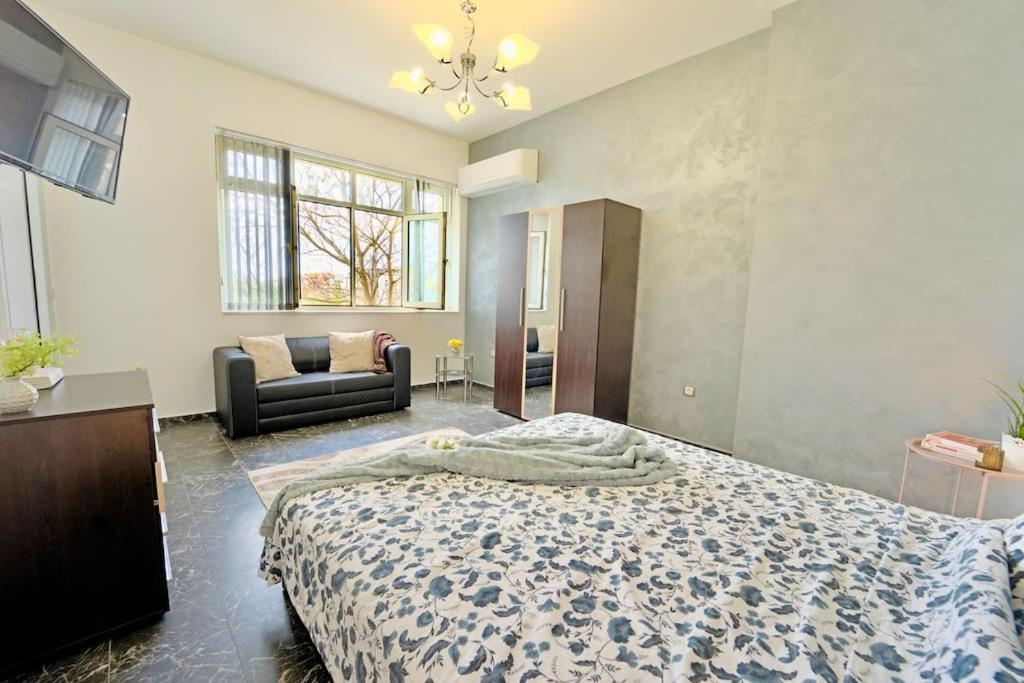 Cozy 1-Bedroom Flat In The Very Center Of โซเฟีย ภายนอก รูปภาพ