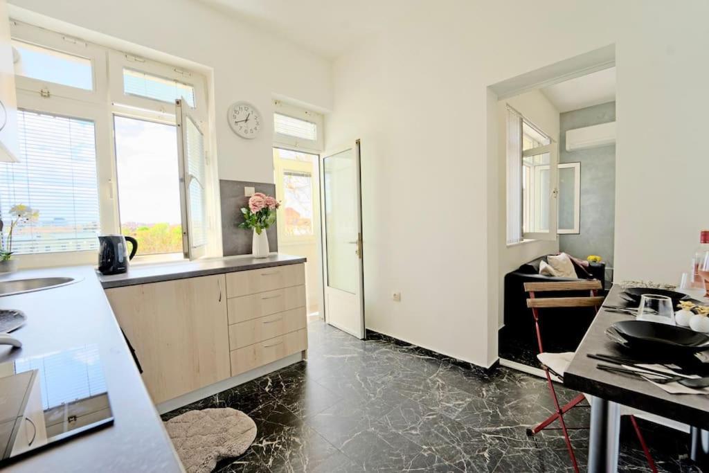 Cozy 1-Bedroom Flat In The Very Center Of โซเฟีย ภายนอก รูปภาพ